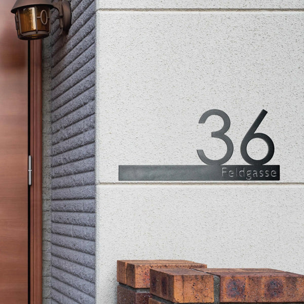 Hausnummer mit Namen Steelmonks