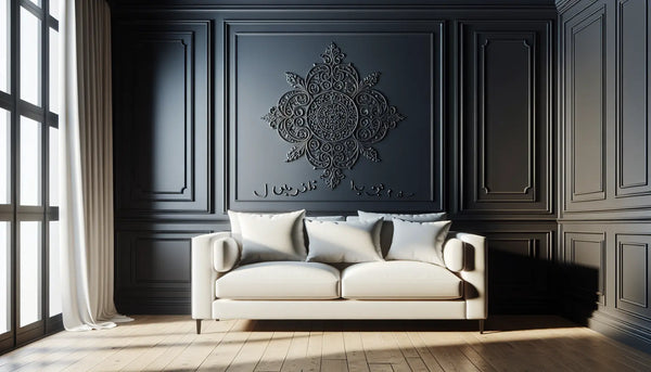Eleganter, einladender Raum mit hellem Sofa, stilvollen Zierleisten und personalisierten Metall-Wandelementen in Steelmonks Farben.