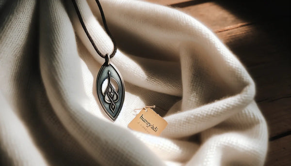 Eleganter, personalisierter Zunftanhänger aus Metall auf weichem weißen Stoff mit blauen und gelben Akzenten, symbolisiert Handwerk und Stolz.