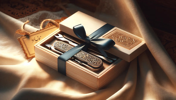 Hochwertiges, schlankes Werkzeugset mit individueller Gravur, verpackt in einer eleganten Geschenkbox mit persisch blauem Band und warmem gelbem Akzent auf einer hellen Oberfläche, in beruhigender, gemütlicher Atmosphäre.