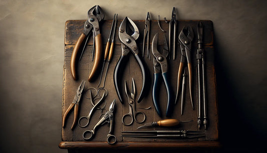 Klassische Klempnerwerkzeuge wie Blechschere und Falzzange auf altem Holztisch im warmen, minimalistischen Steelmonks-Design.