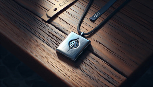 Edelstahl-Zunftanhänger vor rustikalem Holz, symbolisiert Tradition und modernes Design im Steelmonks Farbspiel.