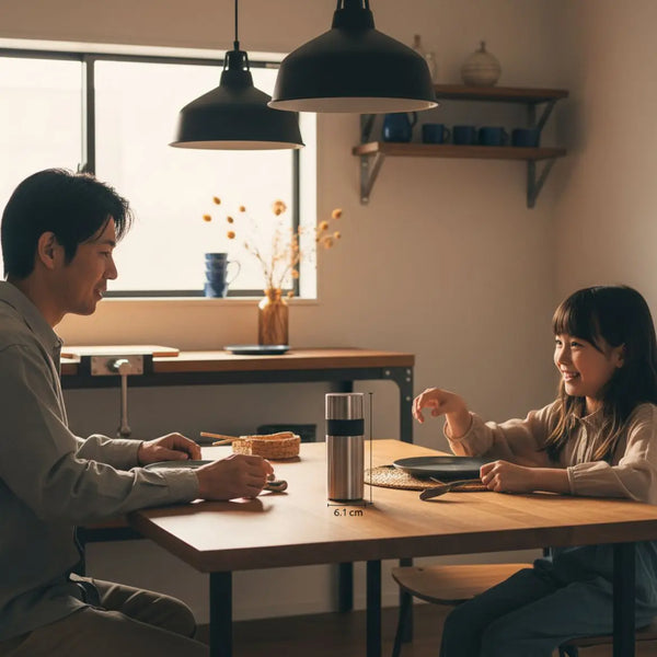 Papa und Tochter bei gemeinsamen aktivitäten papa tochter: Hände greifen nach Tellern und Werkzeugen an einem warm beleuchteten, minimalistischen Esstisch.