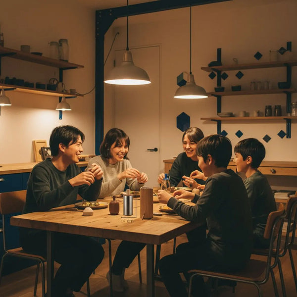 Kleine Familie und zwei Brüder lachen und greifen an einem warm beleuchteten Holztisch nach Tellern und Werkzeugen, industrielle Akzente sichtbar, bindung zwischen brüdern deutlich