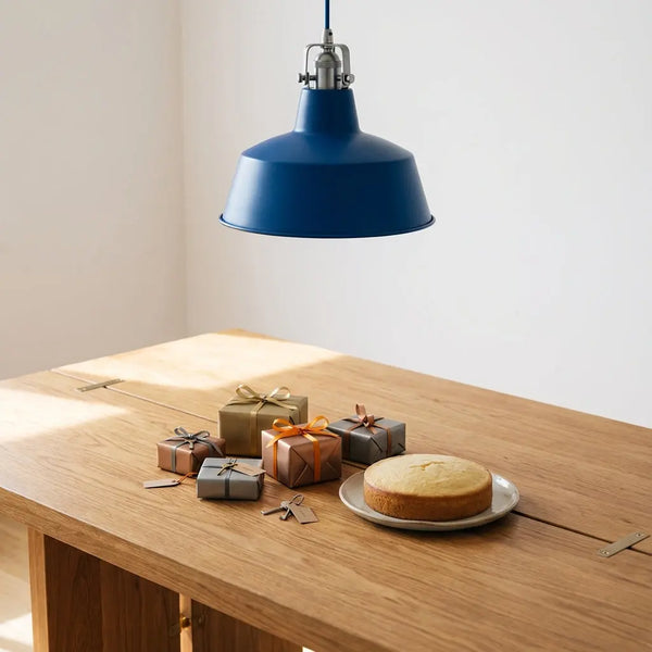 Dankeschön Ideen minimaler Esstisch mit kleinen Geschenken, Vanilletorte und metallischen Anhängern auf Holzoberfläche im Steelmonks Stil