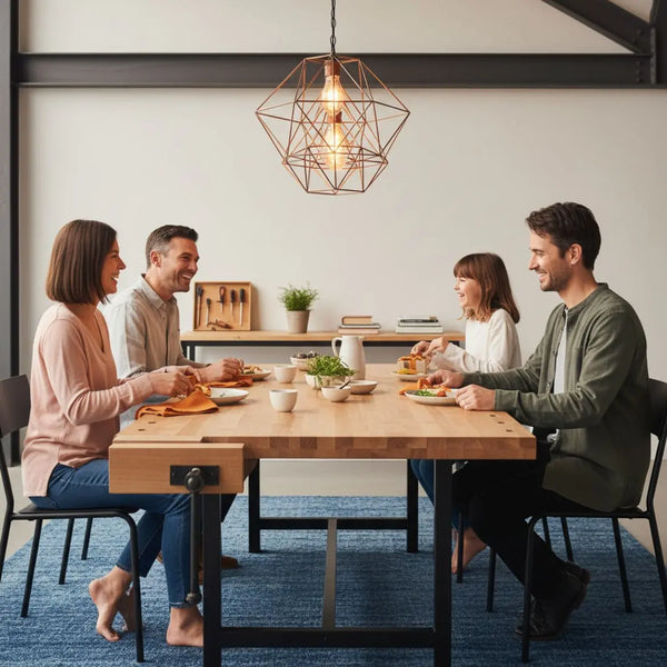 Kleine Familie lacht und reicht Geschenke an einem Holztisch mit leicht-industriellem Charme – warme Atmosphäre, perfekte erstkommunion geschenkideen