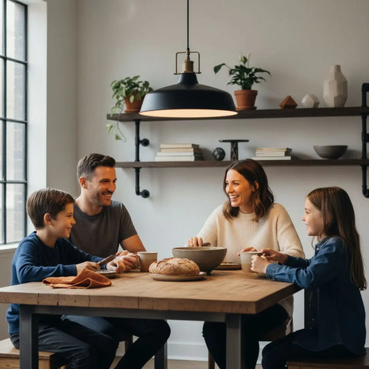 Kleine Familie beim gemeinsamen Essen an einem hölzernen Tisch mit warmem Licht und dezenten Metalldetails, intime Szene zum firmenjubiläum.