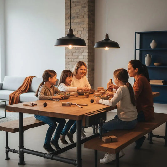 Familie lacht am Esstisch in warmem, leicht industriellem Wohnbereich – gemeinsame Zeit schenken mit Holz- und Metalldetails, warmes Licht, Bild komplett ausgefüllt.