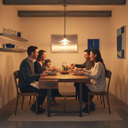 Authentische Szene: Freunde am Tisch mit Geschenken, Hände greifen nach Tellern – Geschenkbudget für Freunde im Fokus, warmes Licht und leichter Industriecharme.
