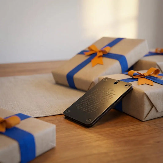 Nahaufnahme von dezent verpackten geschenken für frischgebackene eltern auf Holztisch mit graviertem Metallanhänger, warmes Licht, leichte Industrieakzente, minimalistisch