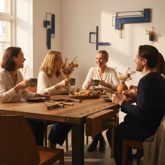 Familie und enge Freunde an Esstisch, warmes Licht, Holz- und Metalldetails, Hände greifen nach Tellern – geschenke für großeltern zur geburt