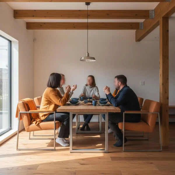 Gemütliche Esstischszene mit Händen, die Teller greifen; warmes Licht, Holz und Metalldetails im industriellen Stil – Bild passend zu geschenke für kollegen