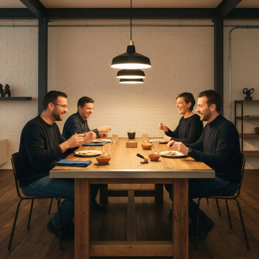 Familie am Esstisch in warmem, industriellem Wohnraum mit Holz- und Metalldetails — inspirierende geschenkideen 20 jahre für junge Erwachsene.
