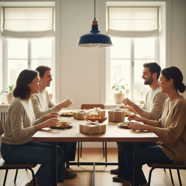 geschenkideen für geschwister: Hände an einem warmen Esstisch mit liebevoll verpackten Geschenken, Holzoberflächen und dezenten Metalldetails, freundliche familiäre Stimmung