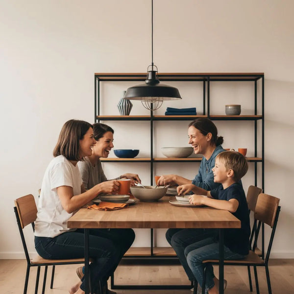 Kleine Familie um Esstisch mit warmem Licht, Holzoberflächen und Metalldetails – intime Szene als Inspiration für geschenkideen für großeltern