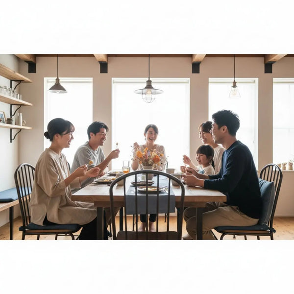Familie lacht am Esstisch in minimalistischem Esszimmer mit Holz- und Metalldetails, warmes Licht und Nähe – Illustration für geschenkideen goldene hochzeit