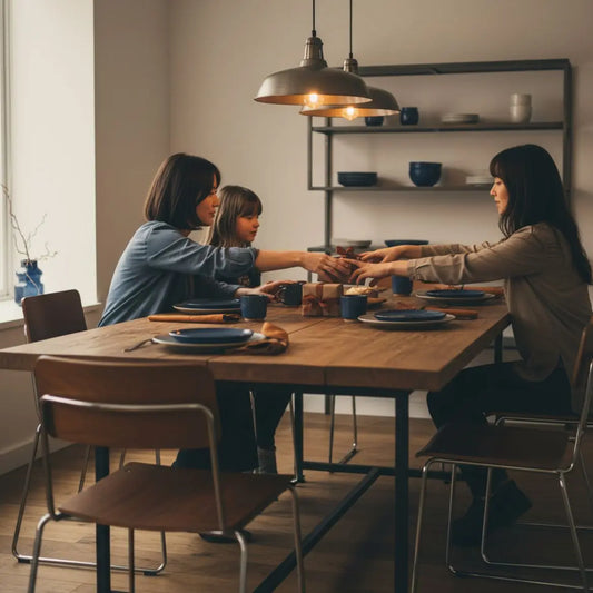 Hände reichen Geschenke und Teller an einem Holztisch in warmem Esszimmer mit Metallakzenten, minimalistische Stimmung – geschenkideen opa 80