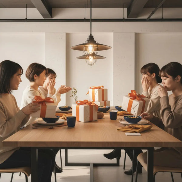 Gemütliches Esszimmer mit Familie und Geschenken auf dem Tisch, Hände greifen nach Geschenkideen zur Geburt, warmes Licht, Holz und Metalldetails.