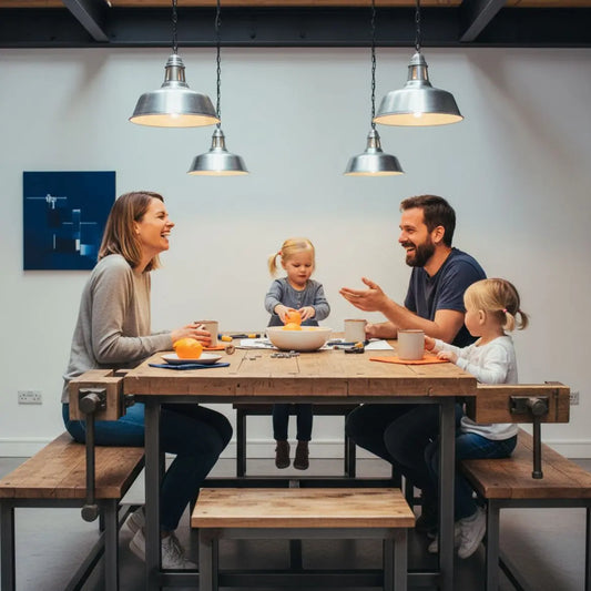 Kleine Familie und enge Freunde um Esstisch in warmer, industrieller Wohnszene mit Holz- und Metalldetails, gemeinsames Lachen – glückwünsche zur schwangerschaft