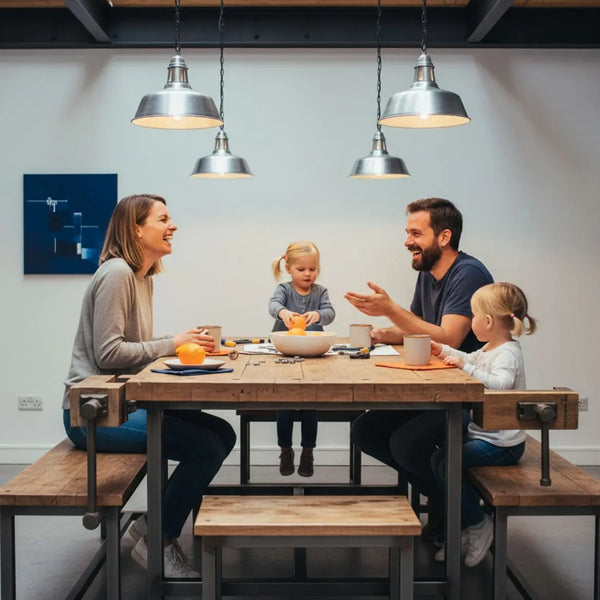 Kleine Familie und enge Freunde um Esstisch in warmer, industrieller Wohnszene mit Holz- und Metalldetails, gemeinsames Lachen – glückwünsche zur schwangerschaft