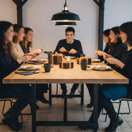 Kleine Gruppe um Esstisch mit dezenten Geschenken und warmem Industrie-Charme – hochzeitsgeschenke statt geld, natürliche Holztöne und metallische Details