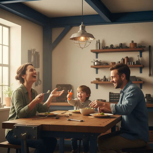 Jäger Grüße: kleine Familie sitzt in warmem, leicht industriellem Esszimmer um den Tisch, lacht und unterhält sich, Metall- und Holzdetails, warmes Licht, authentische Atmosphäre