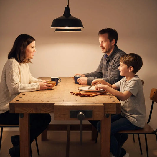Kleine Familie und Freunde versammelt am Holztisch mit warmem Licht und Metalldetails – authentische jahrestag ideen für gemeinsames Beisammensein