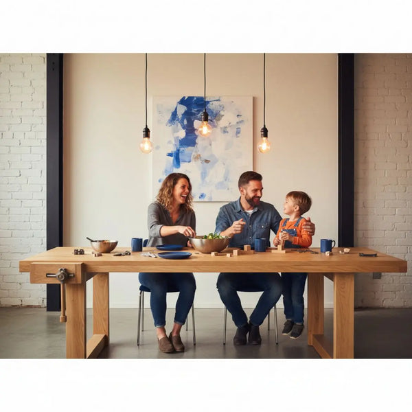last minute geschenkideen: Kleine Familie lacht gemeinsam am Holztisch in heller, minimalistisch-industrieller Küche mit dezenten Metallakzenten und warmem Licht.