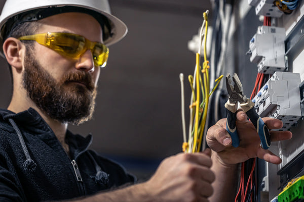 Was macht ein Elektriker? - Steelmonks