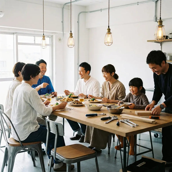 Omiyage: Kleine Familie um Esstisch in hellem, minimalistischen Industrial-Wohnzimmer mit Holzflächen, Metallakzenten und warmer Beleuchtung