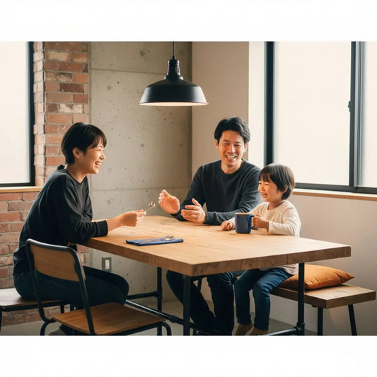 Kleine Familie am Esstisch in modernem Industrie-Loft, warme Stimmung, Holz- und Metalldetails, Hände greifen nach Tellern – sätze die männer berühren