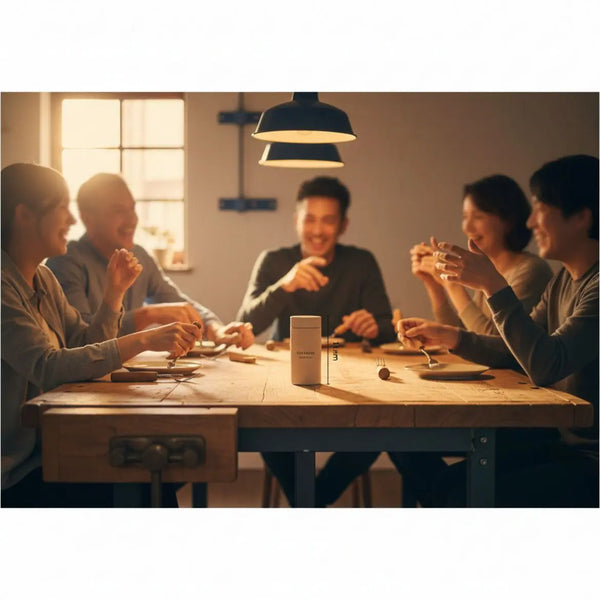 Kleine Familie am Esstisch, Hände greifen nach Tellern und Werkzeugen, warmes Licht, Holz- und Metalldetails im leicht industriellen Stil, Schutzengel erkennen