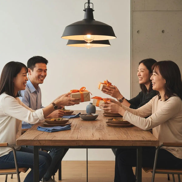 Kleine Familie beim Schenken am Holz-Esstisch, sinnvolle geschenke für freund auf dem Tisch, warme Lichtstimmung, minimalistische, leicht industrielle Szene.
