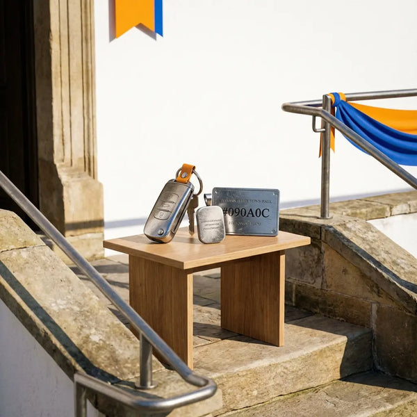 Überraschung nach dem Standesamt: minimalistischer Tisch vor dem Rathaus mit robusten Metallgeschenken, warmes Tageslicht und dezente Steelmonks-Farben