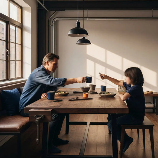 Kleine Familie um einen Holztisch, Hände greifen nach Tellern, warme Lichtstimmung und industrielle Metalldetails – Überraschungstag Ideen