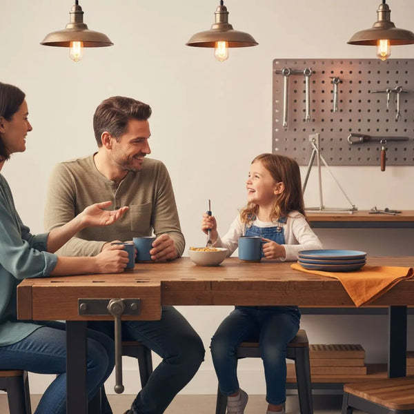 vater-tochter-beziehung: Vater und Tochter sitzen am Holztisch, warme Lichtstimmung, Hände greifen nach Tellern, intime Atmosphäre mit leicht industriellen Metalldetails.