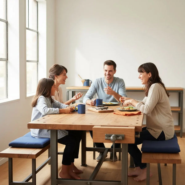 Kleine Familie am Esstisch, Hände greifen nach Tellern, warmes Licht, Holz- und Metalldetails im industriellen Stil – was kann man als gast mitbringen
