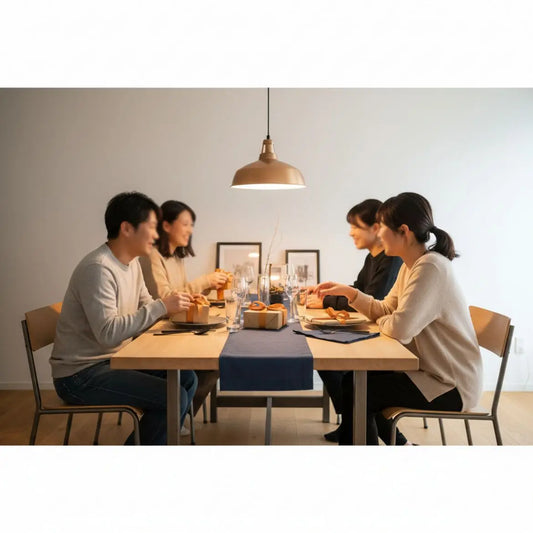 Kleine Familie um Holz-Esstisch mit Geschenken in warmem, industriellem Ambiente mit Holz- und Metalldetails – was schenken oma und opa zur jugendweihe