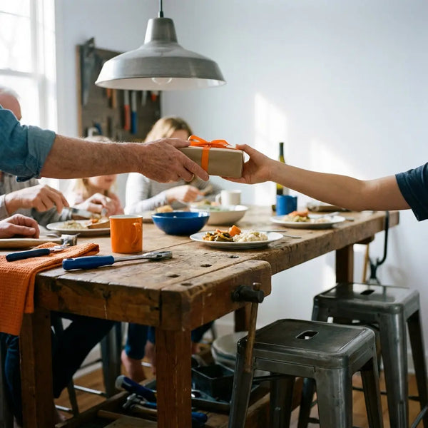 Was schenkt die Patin zur Kommunion? Familie tauscht Geschenke an einem Holz-Tisch, warme Beleuchtung, metallische Details, minimalistisch, Full Frame