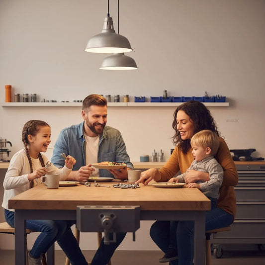 Kleine Familie am Esstisch in warmem, leicht industriellem Ambiente mit Holz- und Metalldetails — was soll ich als gastgeschenk mitnehmen, gemeinsames Lachen und herzliche Gespräche
