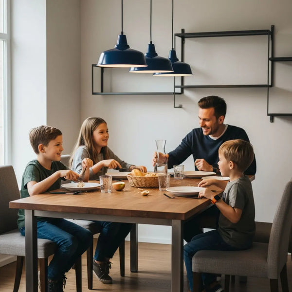 Kleine Familie lacht gemeinsam am Holzesstisch mit warmem Licht und dezenten Metalldetails – authentische Szene zu weihnachtsgeschenke