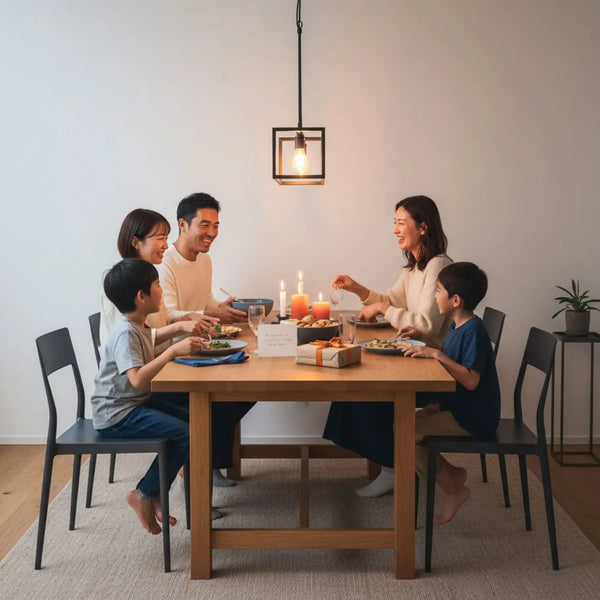 Kleine Familie am Esstisch mit handgeschriebener Karte und dezenten Geschenken, intime, warme Szene – wie bedankt man sich bei erzieherin in einem leicht industriellen Zuhause