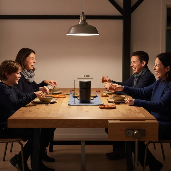 Familie beim warmen Abendessen an Holztisch mit Metallakzenten, intime Stimmung und Zusammenhalt — wie macht man eltern glücklich durch gemeinsame Zeit