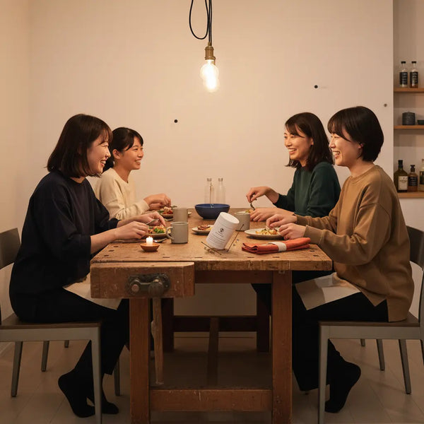 Familie am abendlichen Esstisch, warme Beleuchtung und gemeinsames Lachen, Produkt auf dem Tisch sichtbar — wie viel schenkt man zur einschulung