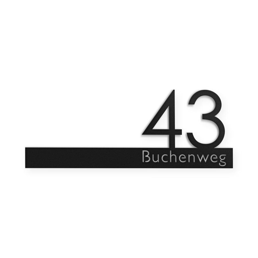 Hausnummer mit Namen aus Stahl – Schwarz, freigestellt