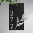 Geschmückte Hausnummer mit Blätterzweig -  Hausnummer