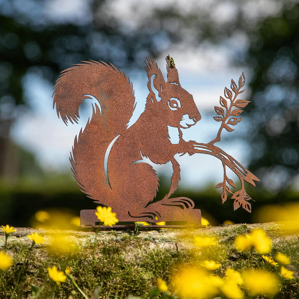 Eichhörnchen mit Ast