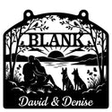 Emblem-Wandschild BLANK – Paar am See mit zwei Malinois