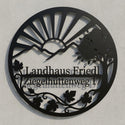 Ovales Landhaus-Wandschild – Sonne, Berg, Baum & Ranke