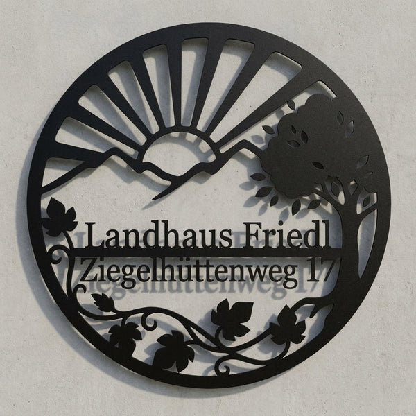 Ovales Landhaus-Wandschild – Sonne, Berg, Baum & Ranke